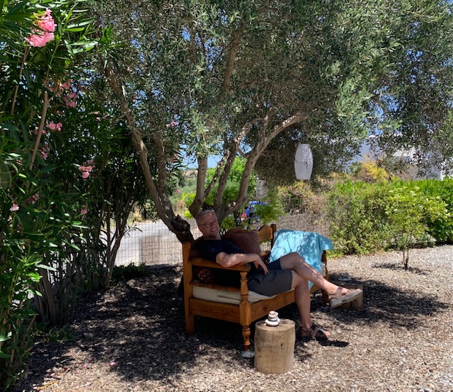 Heerlijk uitrusten in de schaduw onder de boom op het terras van Villa Ithaka op Kreta