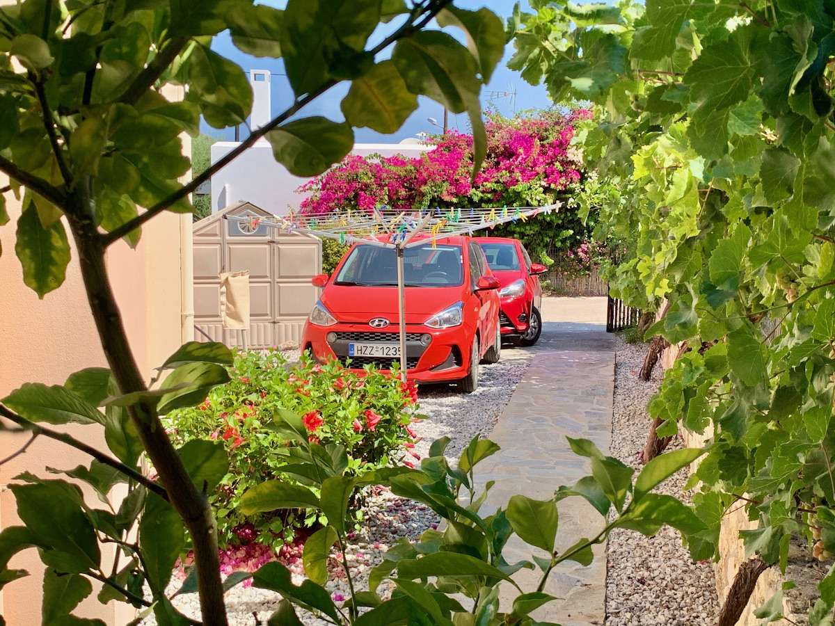 Tuin zijkant met eigen parkeergelegenheid, Villa Ithaka op Kreta, het ideale vakantiethuis!