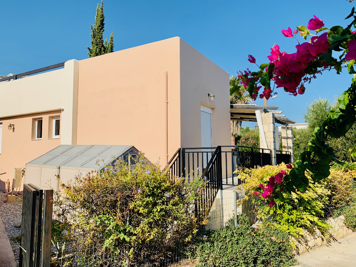 Tuin en voorkant villa, Villa Ithaka op Kreta, het ideale vakantiethuis!