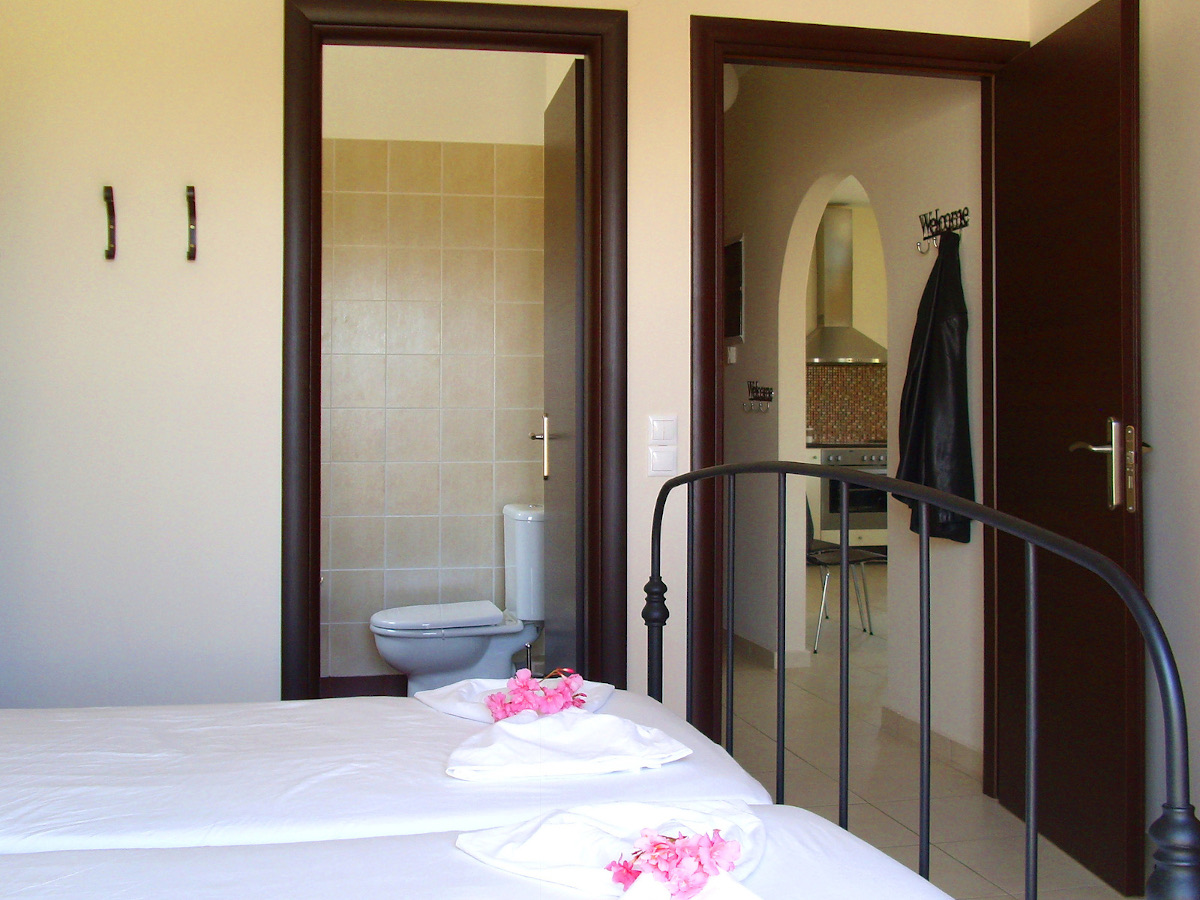 Slaapkamer 1 met eigen badkamer en toilet, Villa Ithaka op Kreta, het ideale vakantiethuis!
